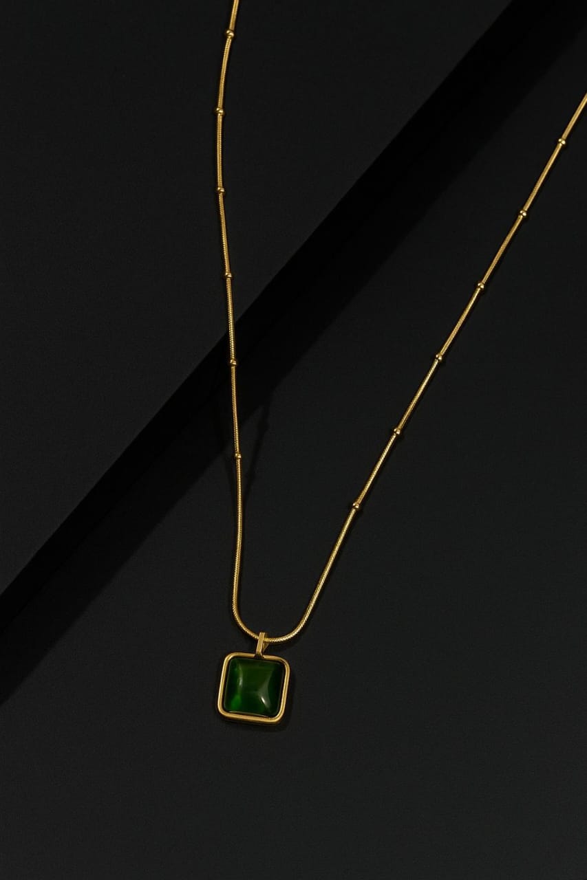 Verdant Frame – Green Onyx Necklace